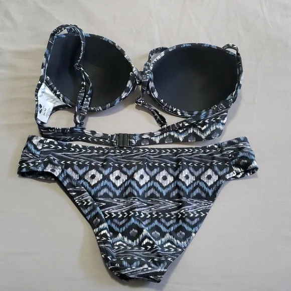 3/$35 Ripzone bikini - Picture 2 of 3